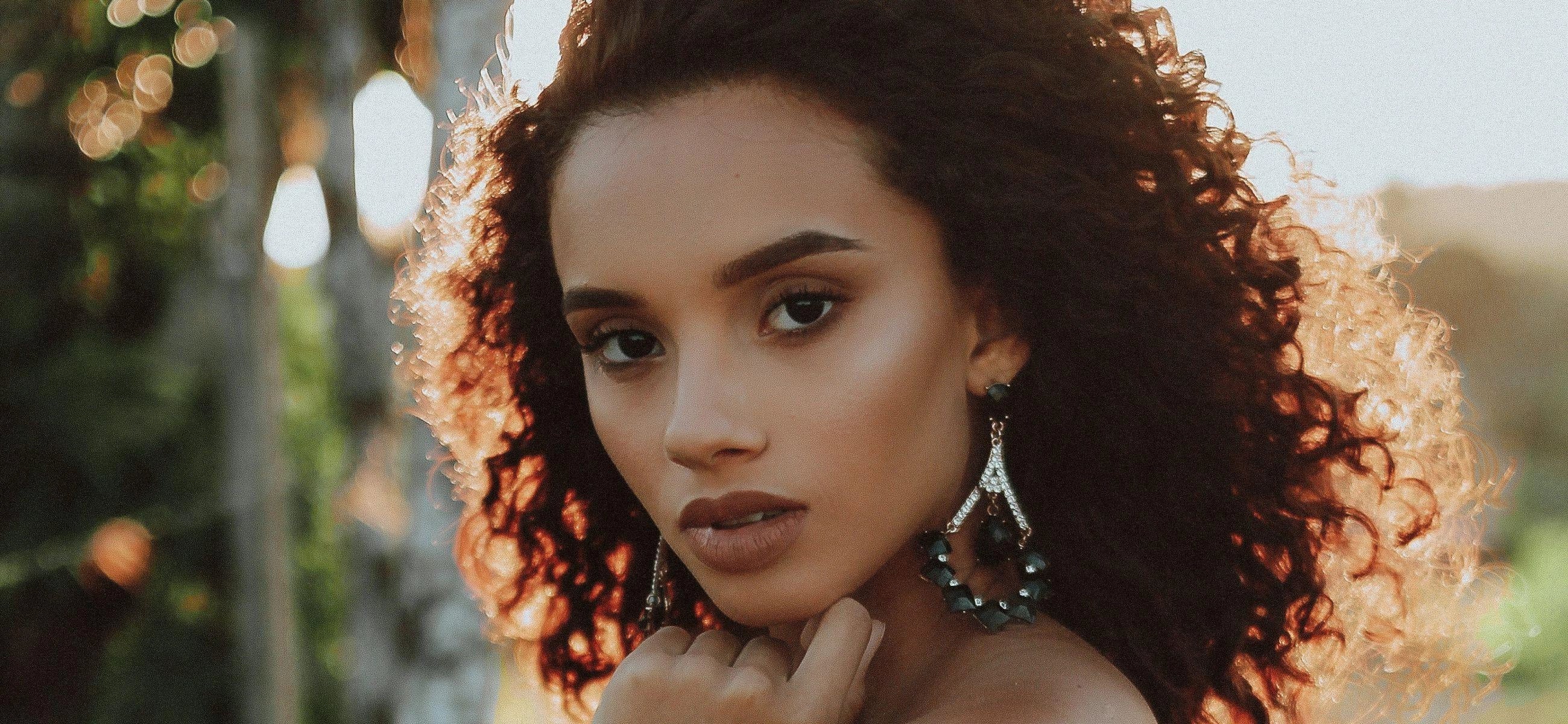 Nie mehr Frizz: So bleiben deine Locken schön definiert