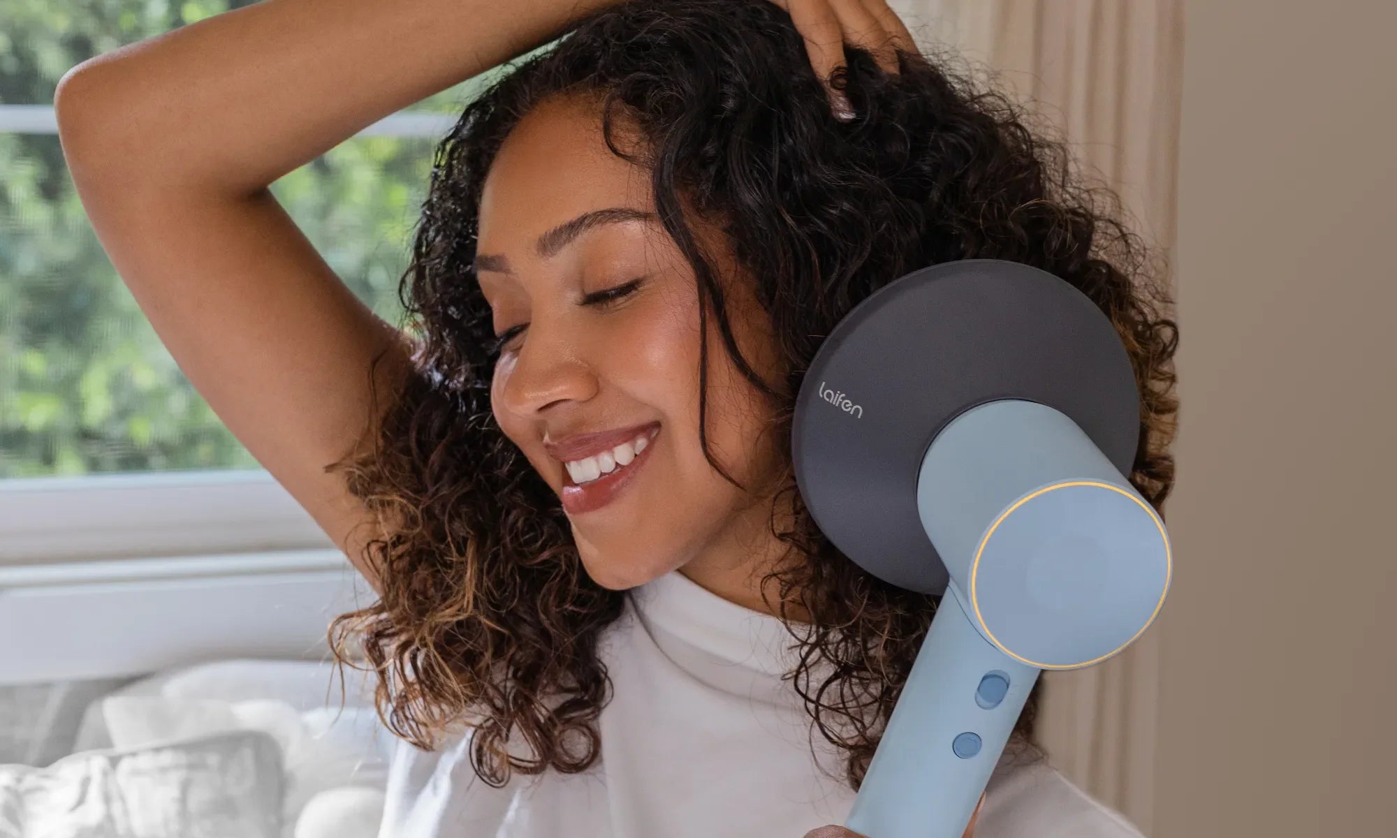 Das Trocknen der lockigen Haare ist mühsam? Ein Diffusor-Haartrockner hilft!