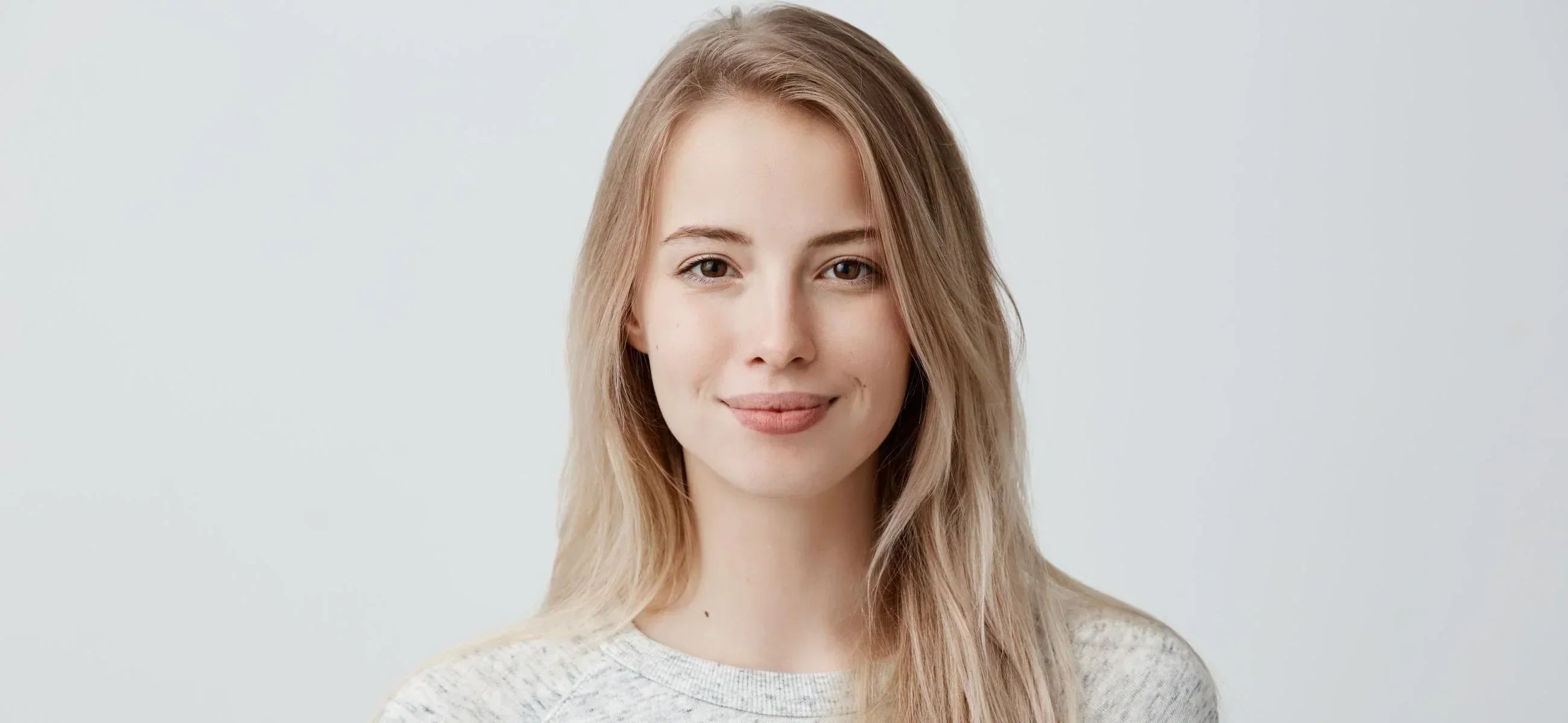 frau-mit-trockenem-bruechigem-haar