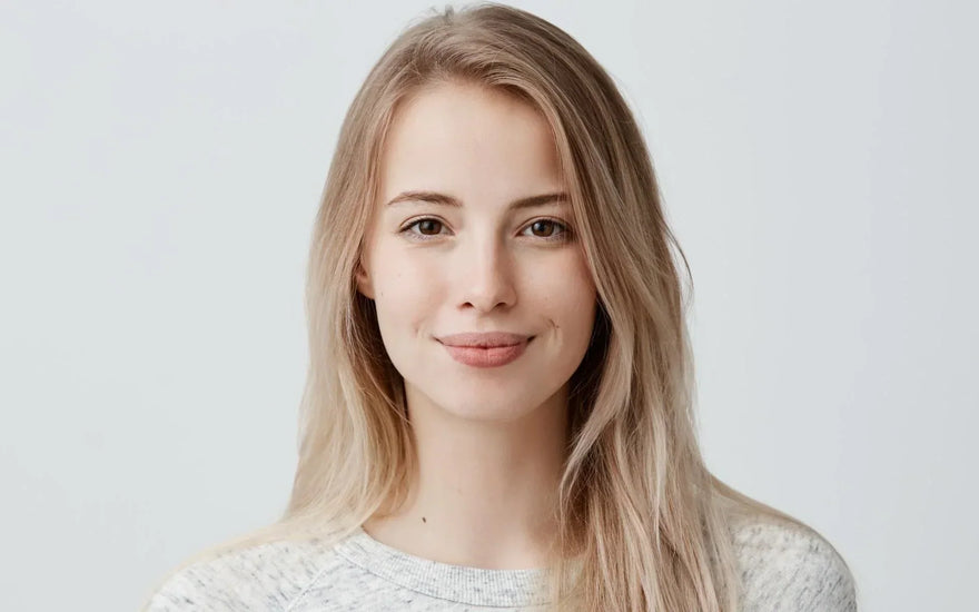 frau-mit-trockenem-bruechigem-haar