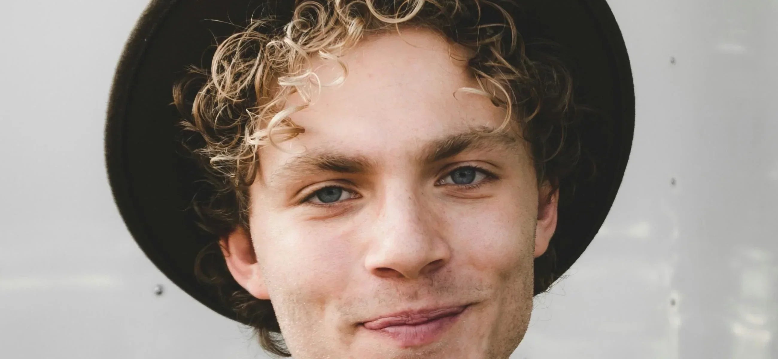 Männer mit Locken – Welche Frisur passt 2025?
